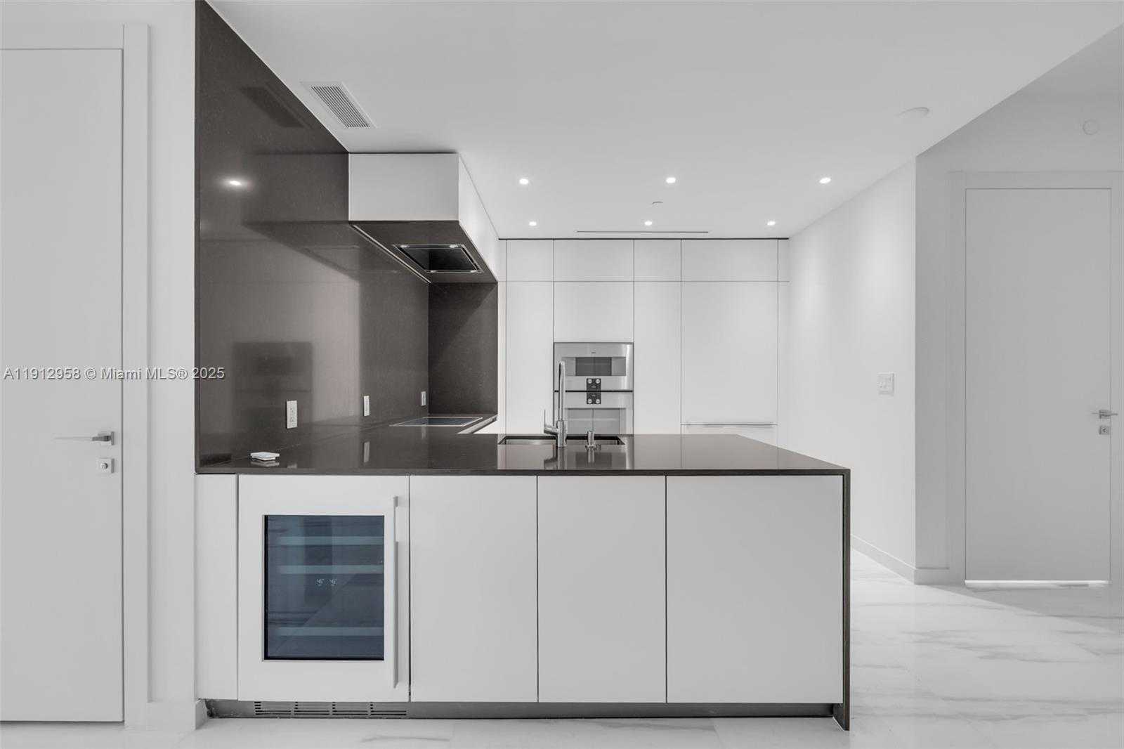 Small Image of 300 BISCAYNE BOULEVARD WAY #3009, Miami Number 6