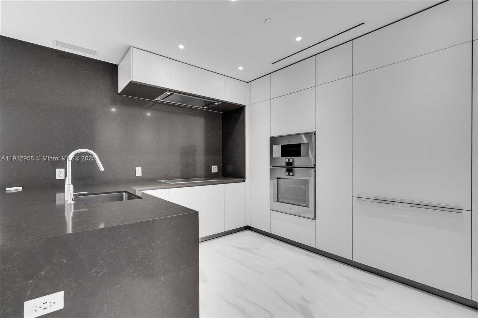 Small Image of 300 BISCAYNE BOULEVARD WAY #3009, Miami Number 7