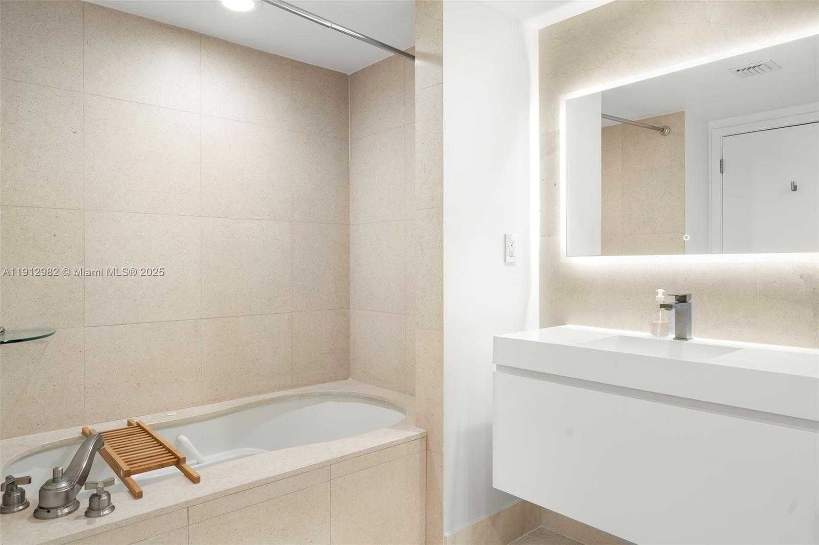 Small Image of 6801 COLLINS AVE #Door 1409(1401), Miami Beach Number 16