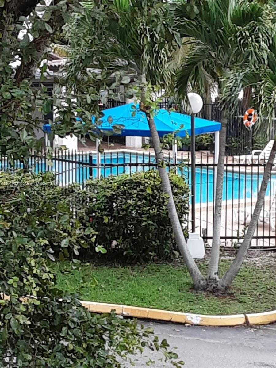 Small Image of 9409 FONTAINEBLEAU BLVD #207, Miami Number 19