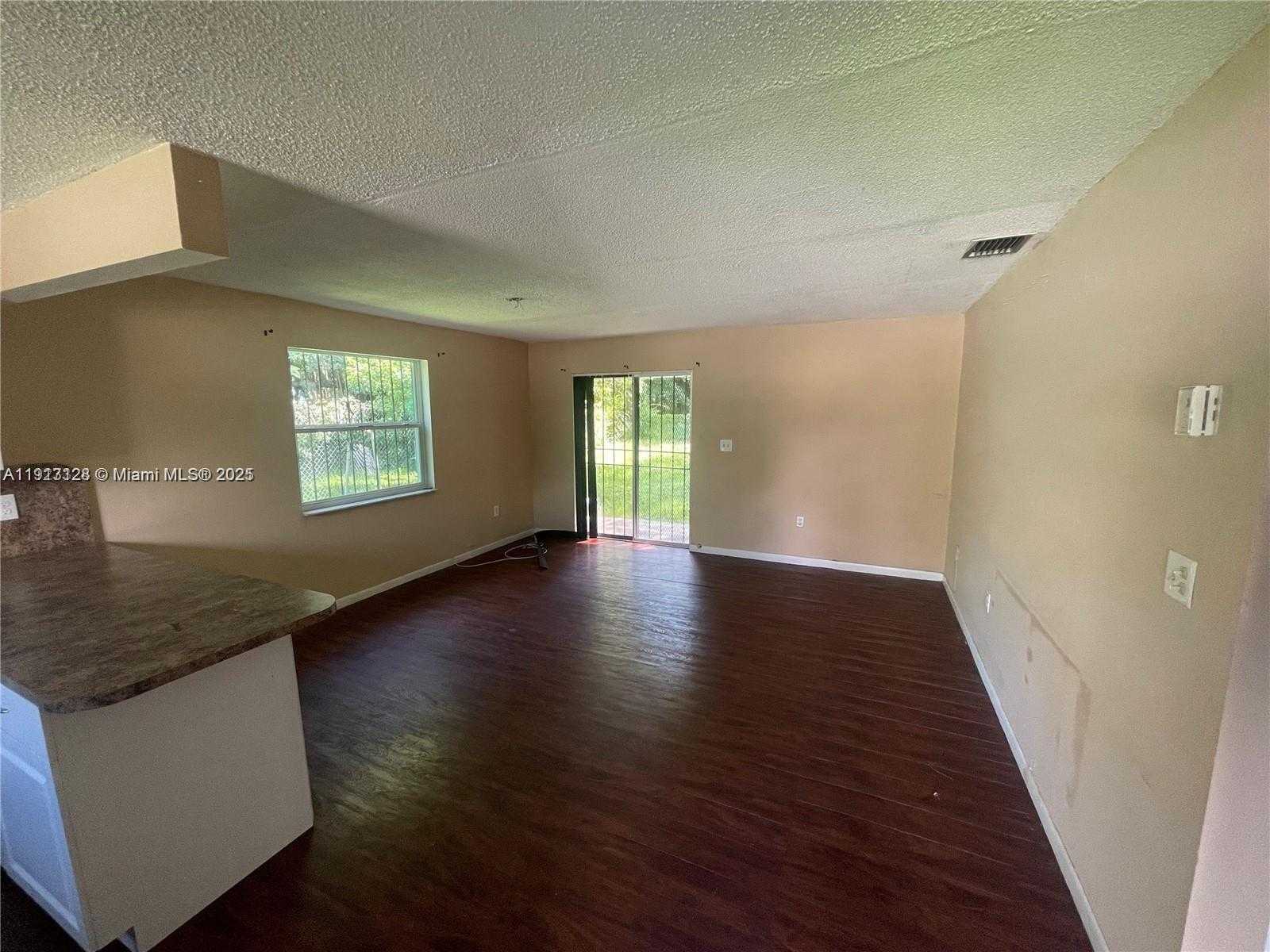 Small Image of 3266 WILLIAM AVE #3266, Miami Number 3
