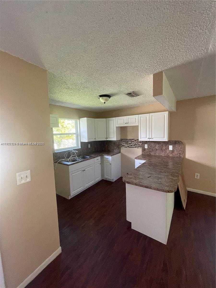 Small Image of 3266 WILLIAM AVE #3266, Miami Number 4