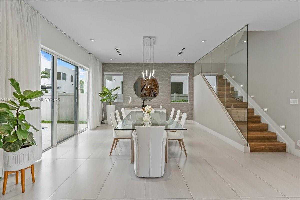 Small Image of Doral Number 13