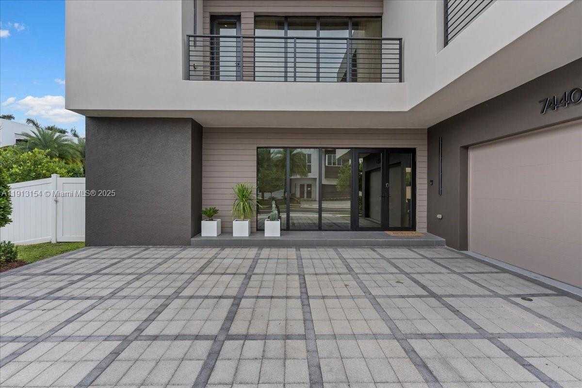 Small Image of Doral Number 3