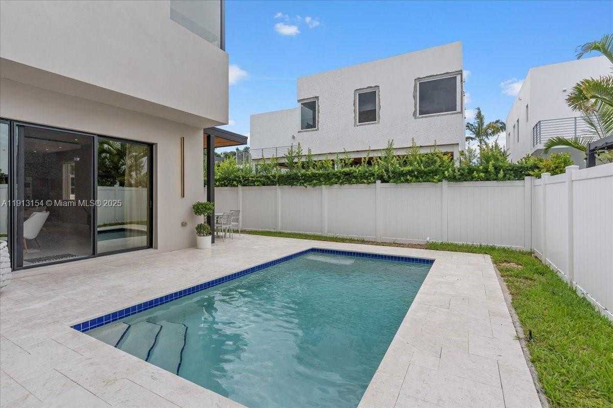 Small Image of Doral Number 33