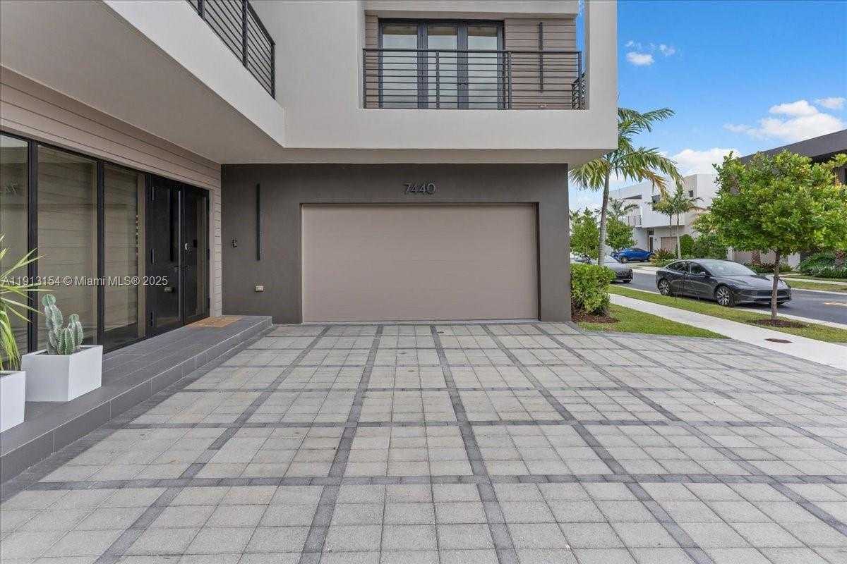 Small Image of Doral Number 4