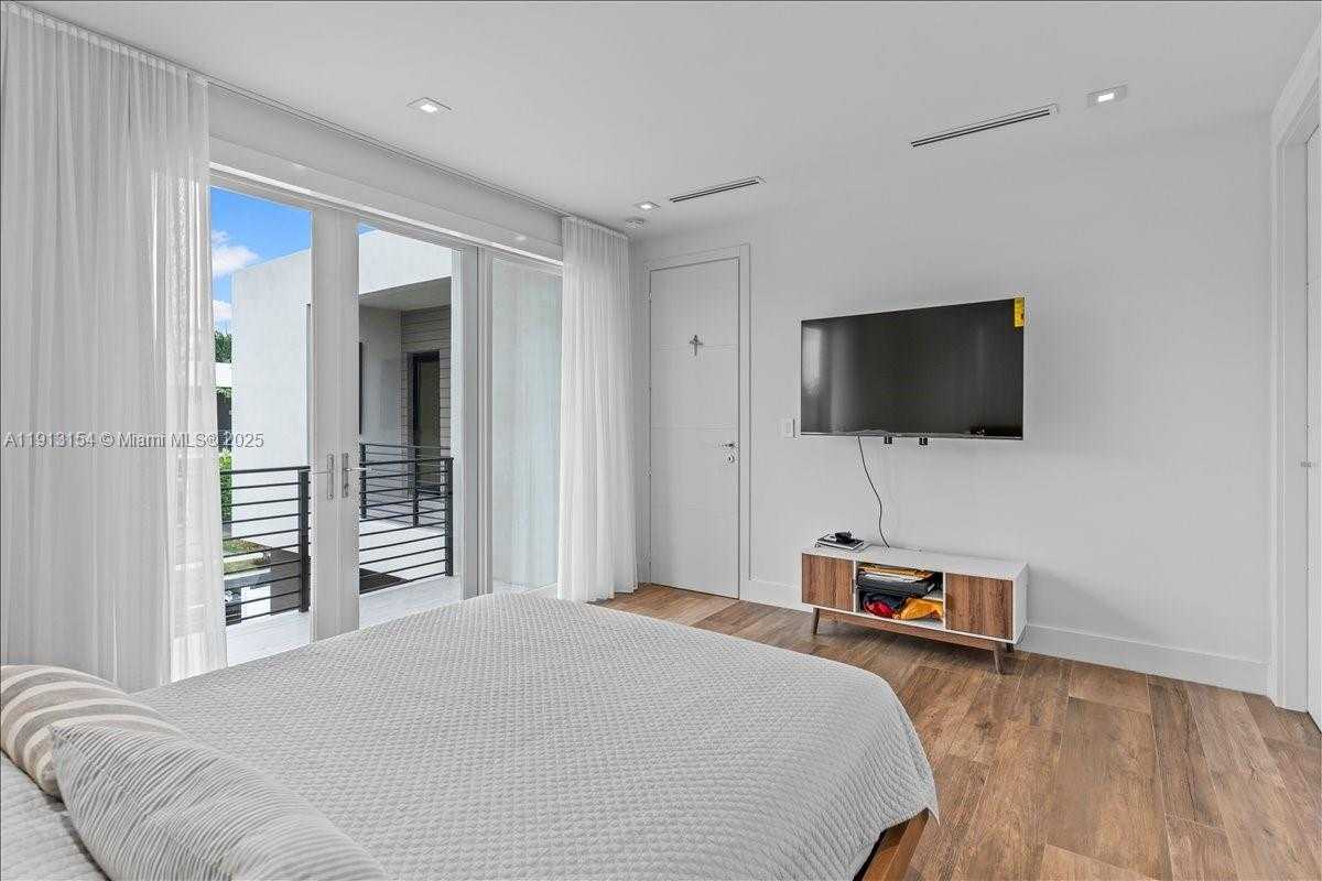 Small Image of Doral Number 42