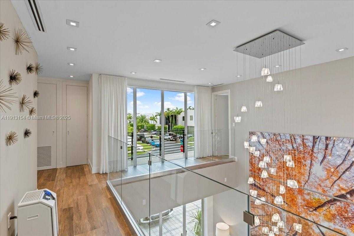 Small Image of Doral Number 46