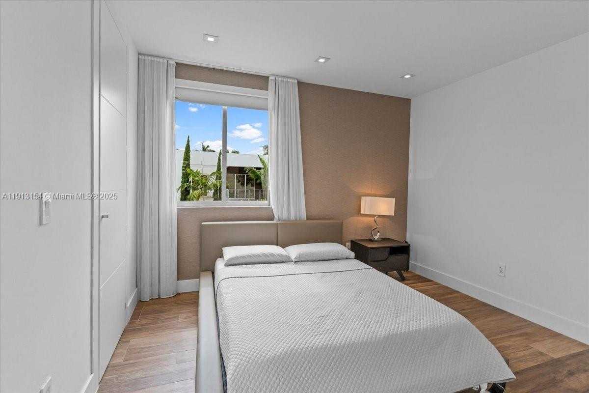 Small Image of Doral Number 47