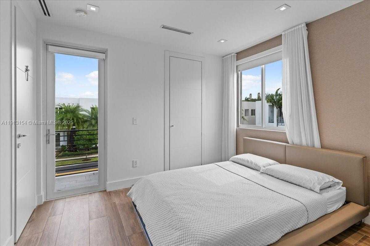 Small Image of Doral Number 48