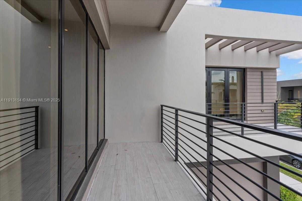 Small Image of Doral Number 50