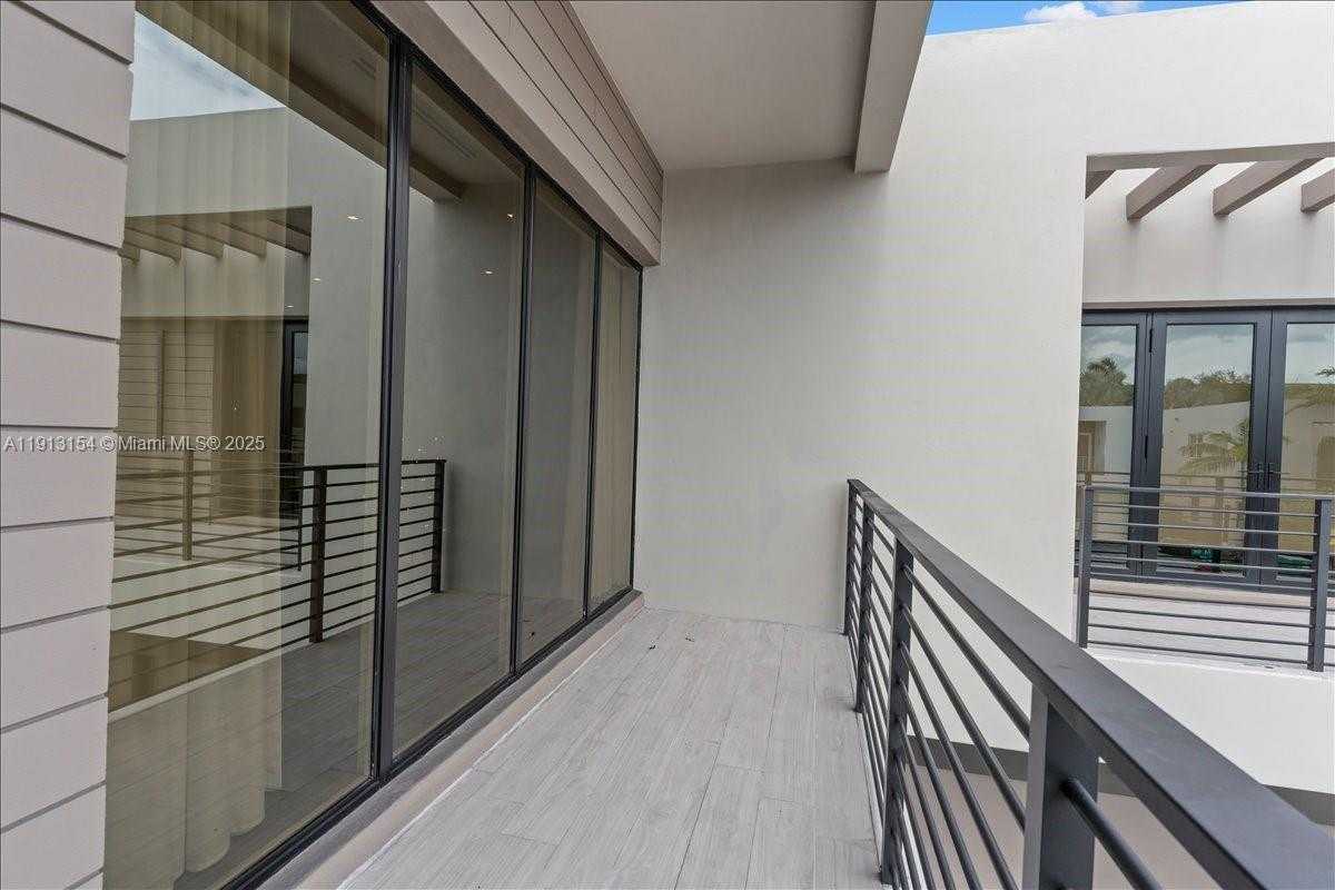 Small Image of Doral Number 51