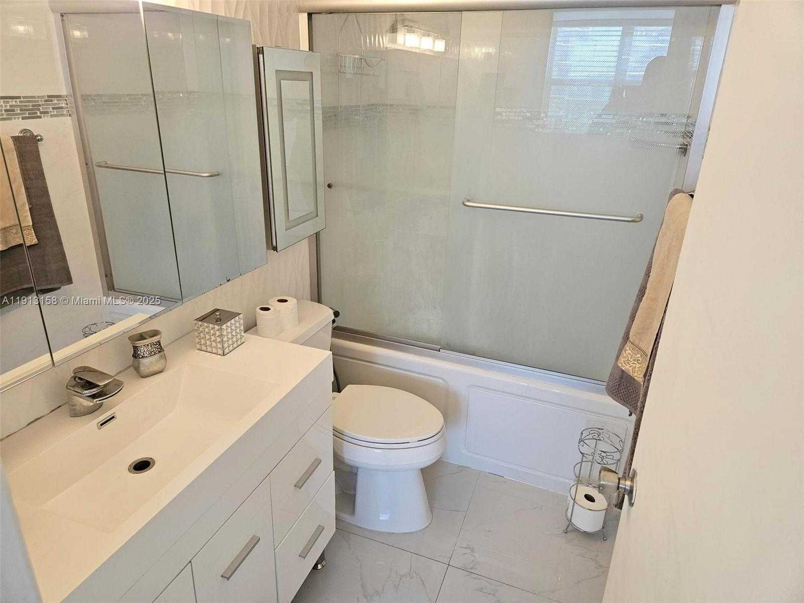 Small Image of 770 CLAUGHTON ISLAND DR #602, Miami Number 13