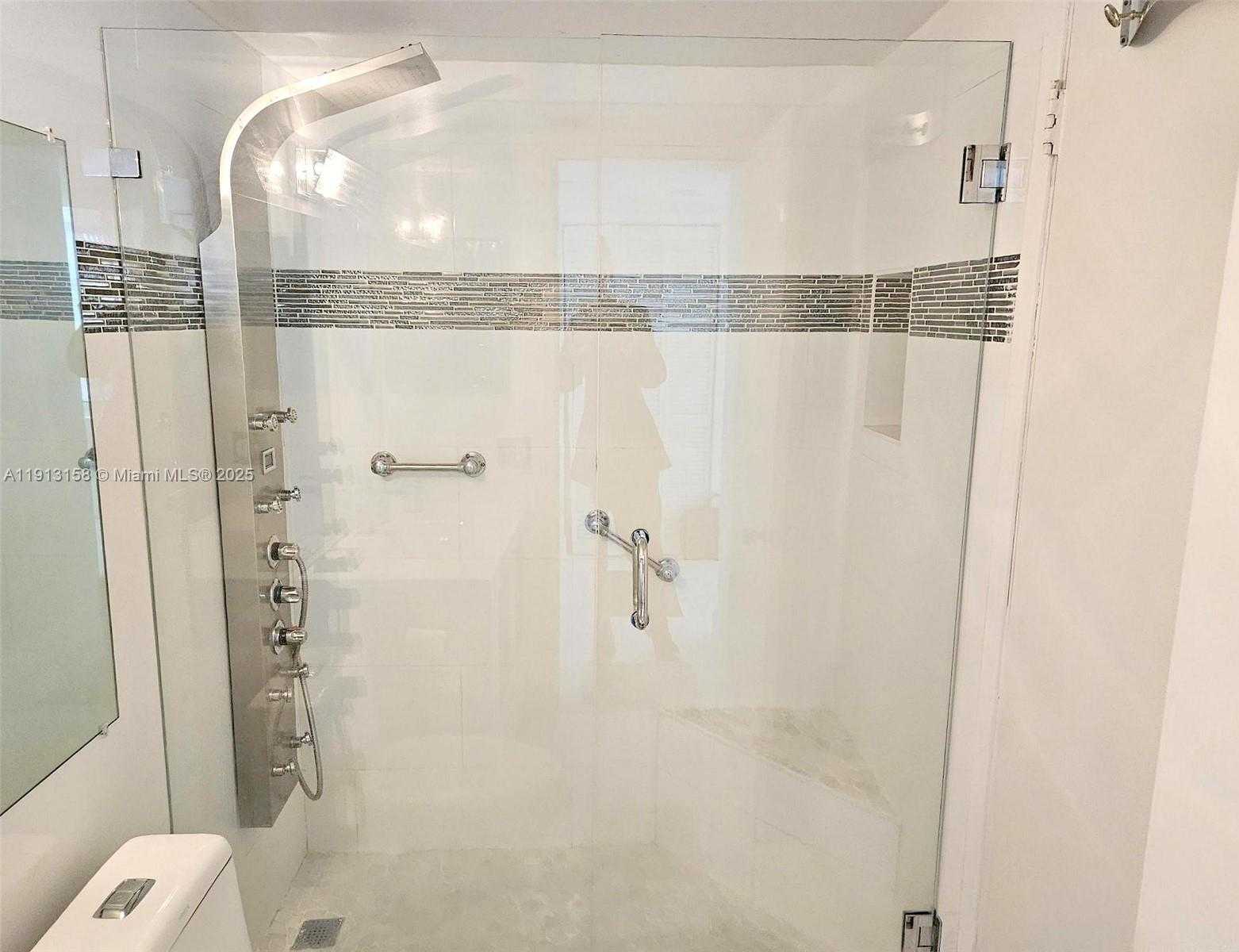 Small Image of 770 CLAUGHTON ISLAND DR #602, Miami Number 17