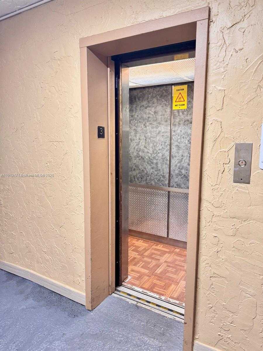 Small Image of 5201 GENEVA WAY #307, Doral Number 15