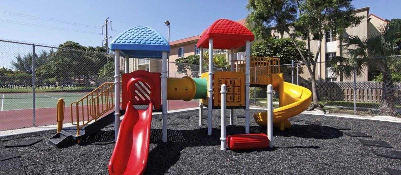 Small Image of 5201 GENEVA WAY #307, Doral Number 17