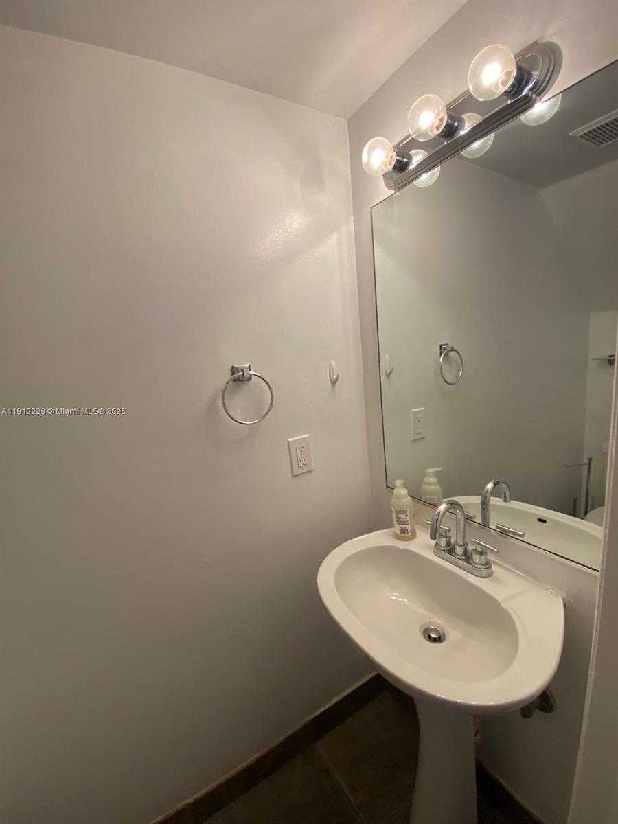Small Image of 1525 PENNSYLVANIA AV #5, Miami Beach Number 7