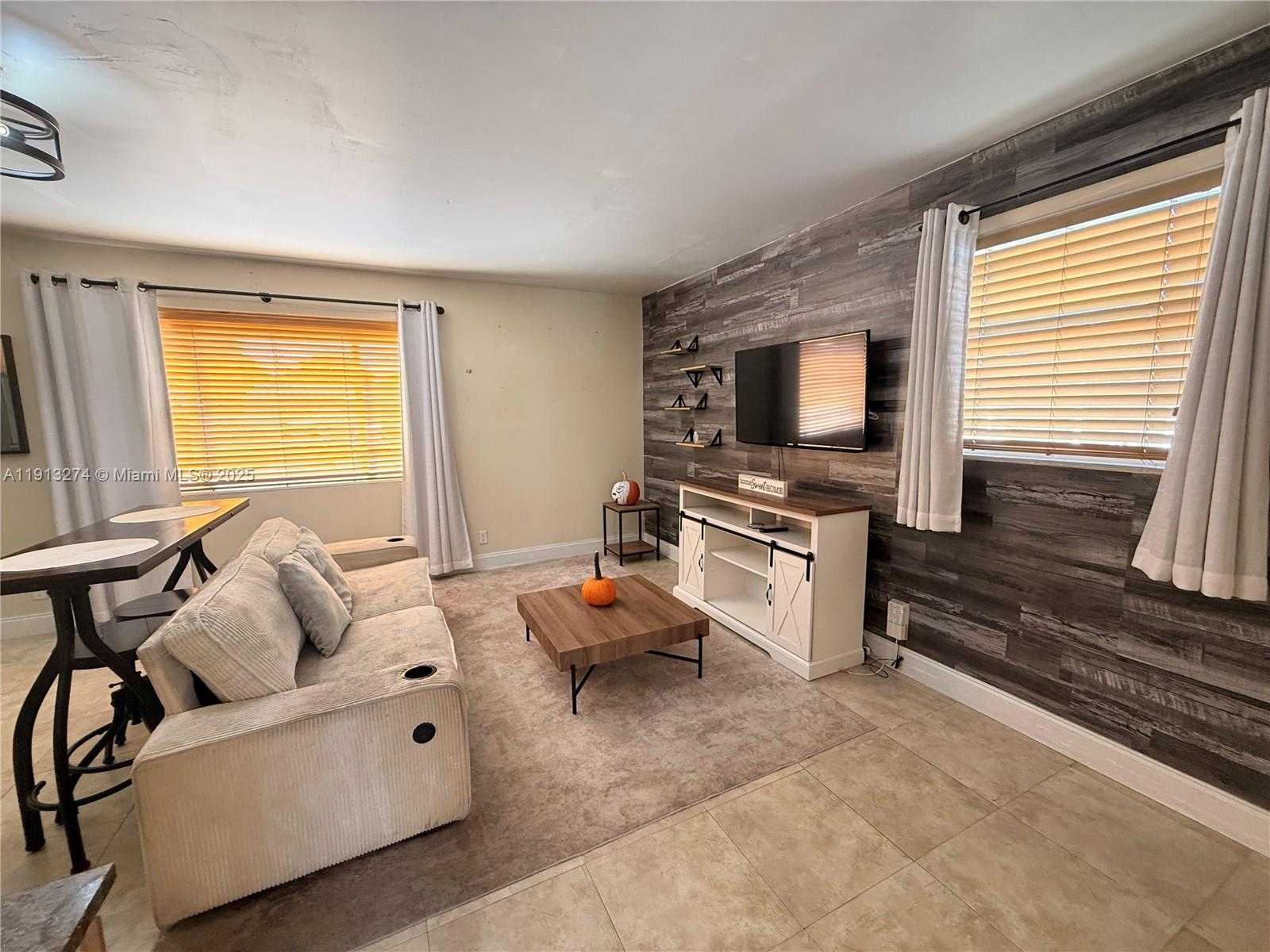 Small Image of 2435 WILSON ST #1, Hollywood Number 7