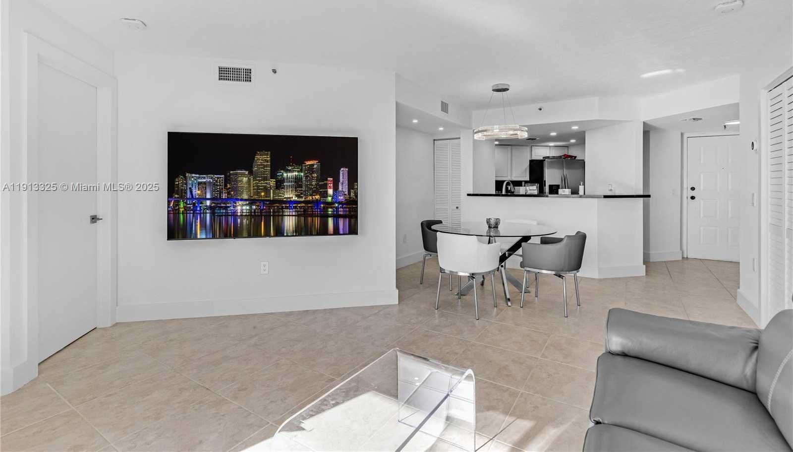 Small Image of 5880 COLLINS AVE #PH3, Miami Beach Number 20