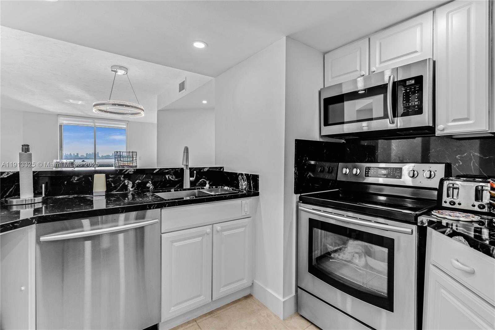 Small Image of 5880 COLLINS AVE #PH3, Miami Beach Number 21