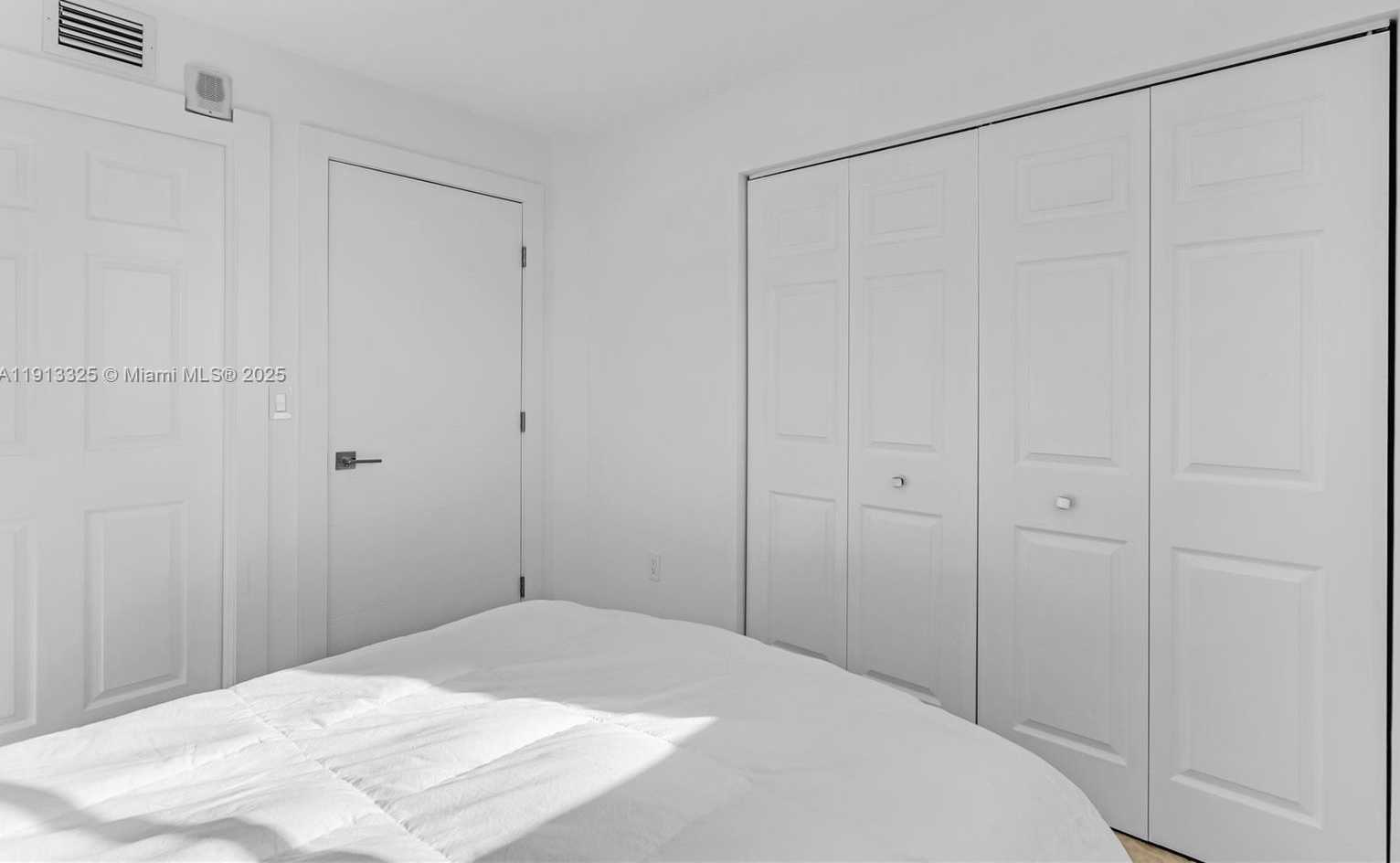 Small Image of 5880 COLLINS AVE #PH3, Miami Beach Number 31