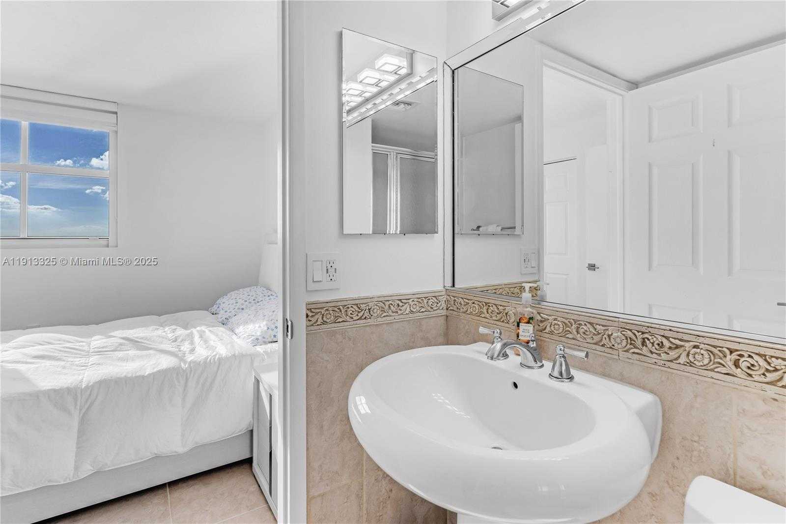 Small Image of 5880 COLLINS AVE #PH3, Miami Beach Number 34