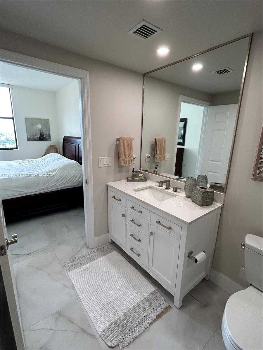 Small Image of 888 SOUTH DOUGLAS RD #PH05, Coral Gables Number 13