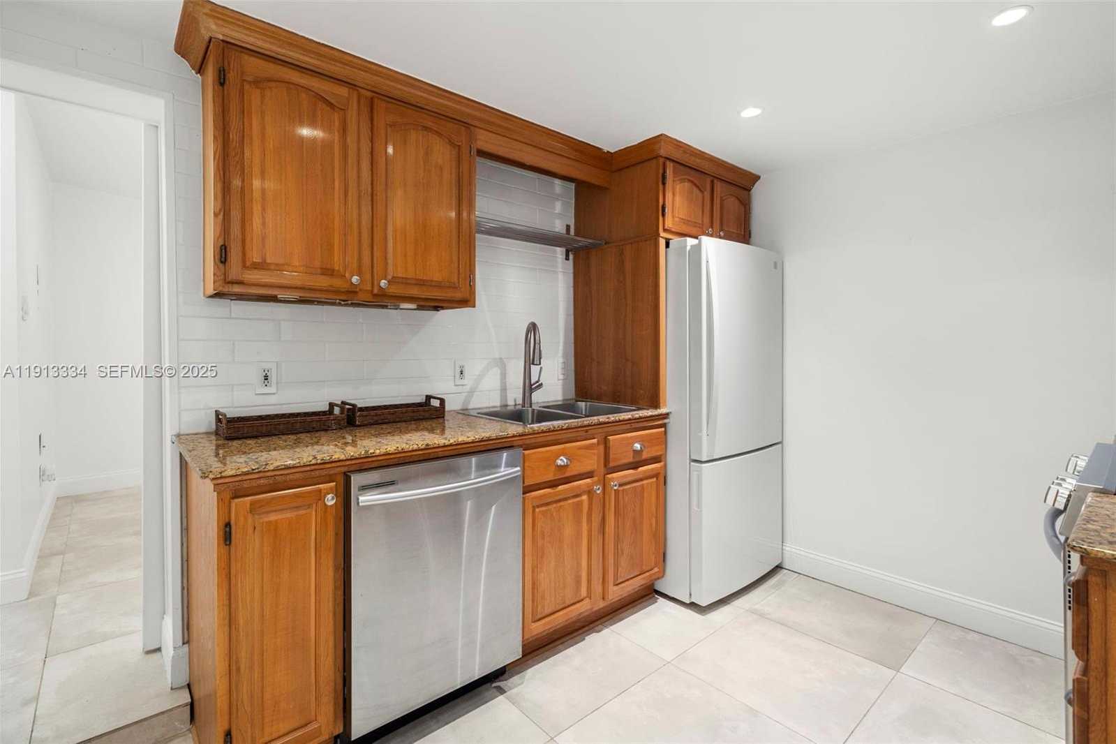 Small Image of 151 NORTH EAST 43RD ST, Miami Number 49