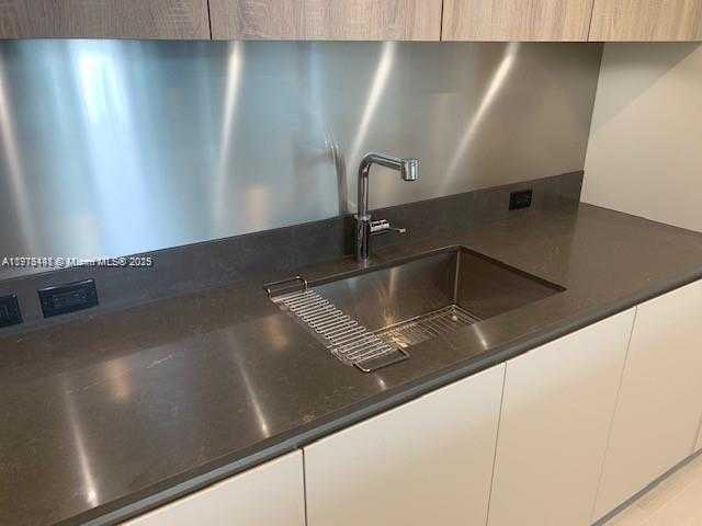 Small Image of 1000 BRICKELL PLAZA #4914, Miami Number 7