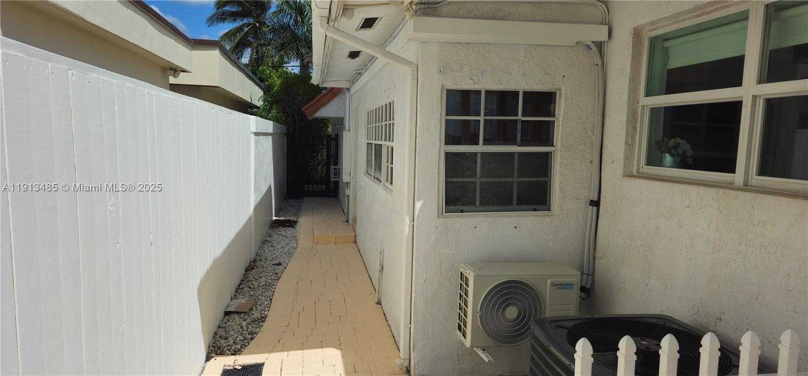 Small Image of 1700 BAY DR, Miami Beach Number 10
