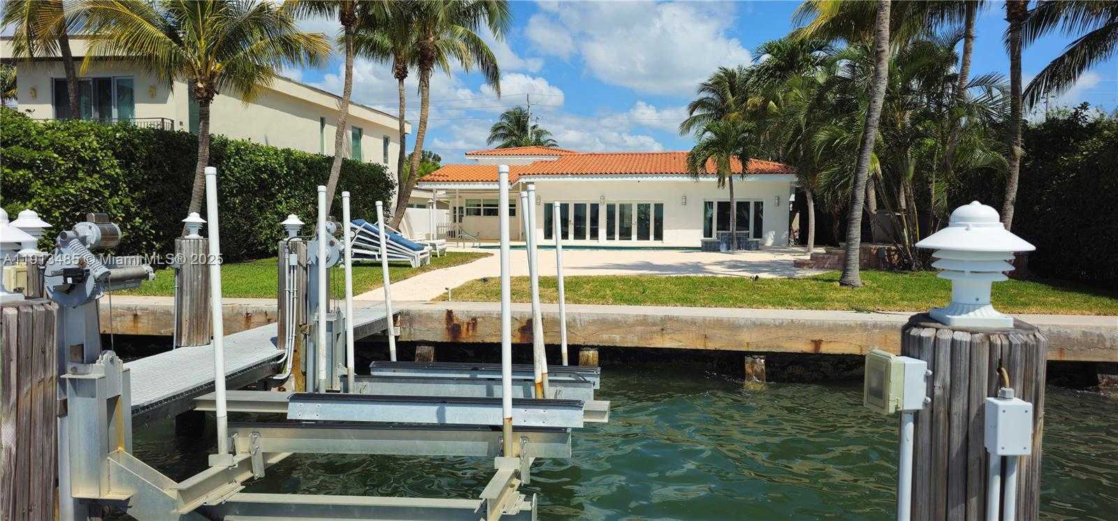 Small Image of 1700 BAY DR, Miami Beach Number 11