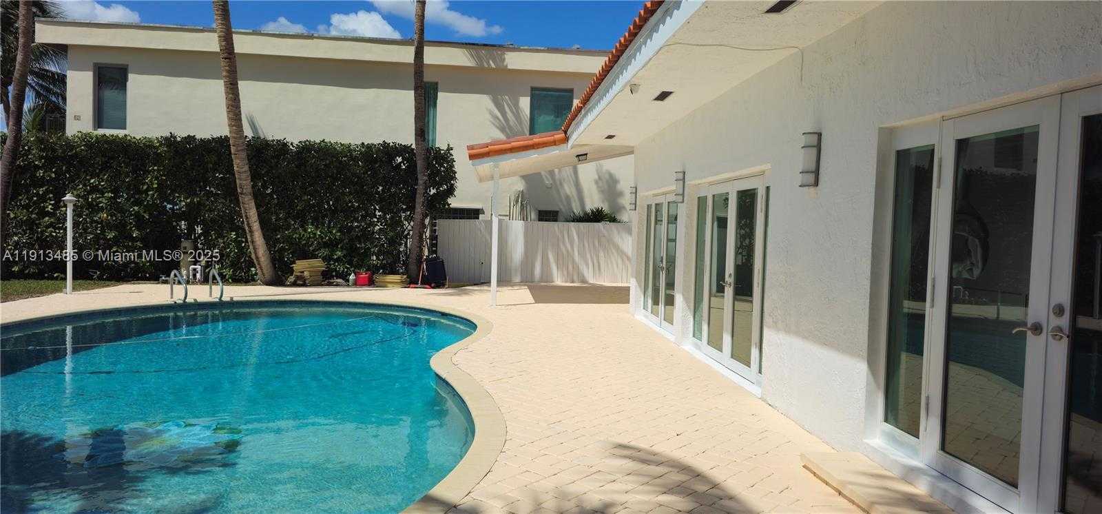 Small Image of 1700 BAY DR, Miami Beach Number 12