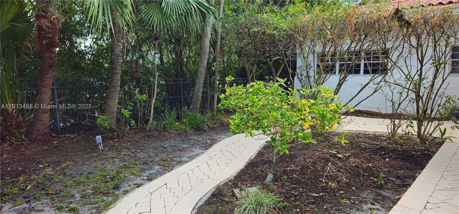 Small Image of 1700 BAY DR, Miami Beach Number 15