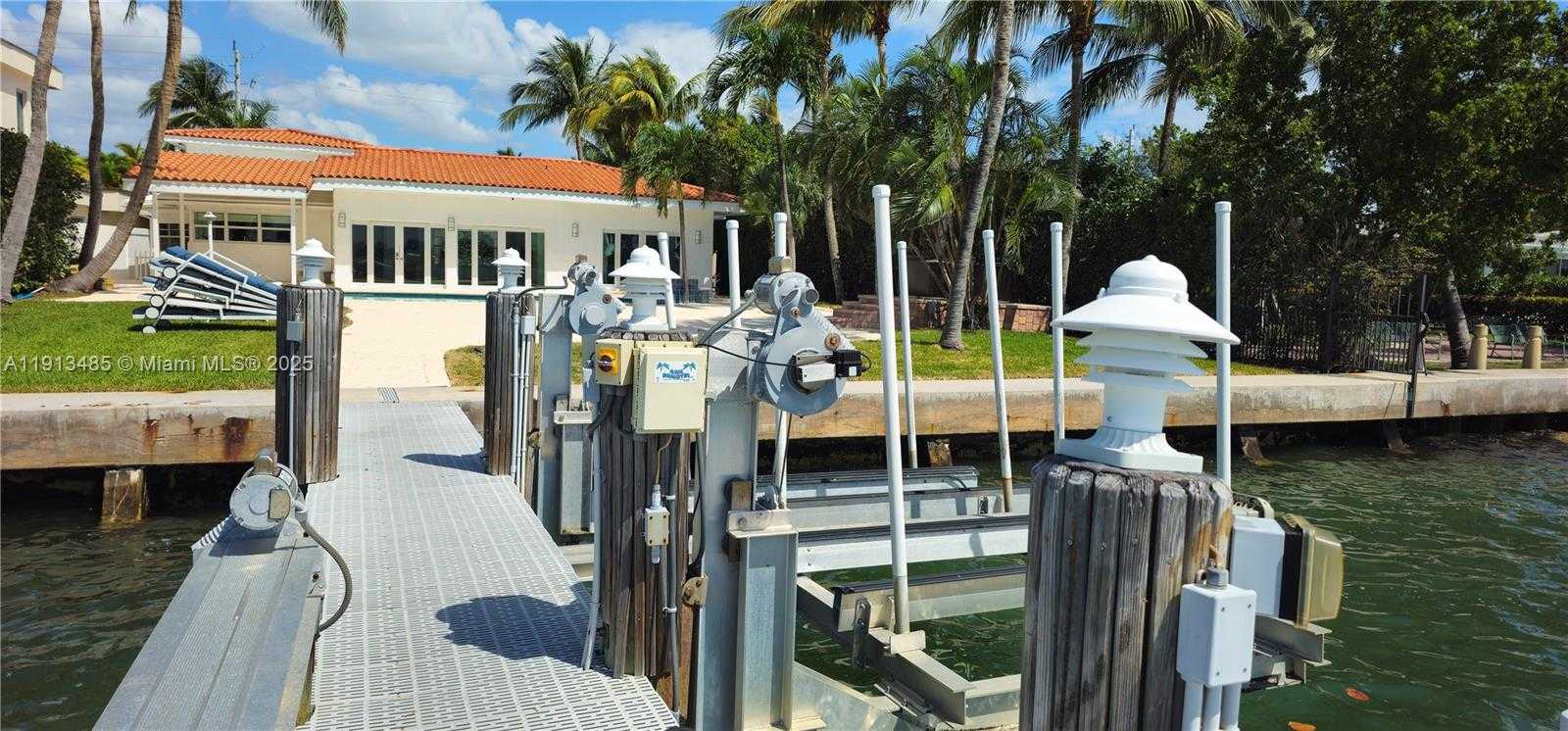 Small Image of 1700 BAY DR, Miami Beach Number 16