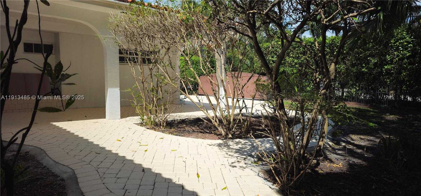 Small Image of 1700 BAY DR, Miami Beach Number 17