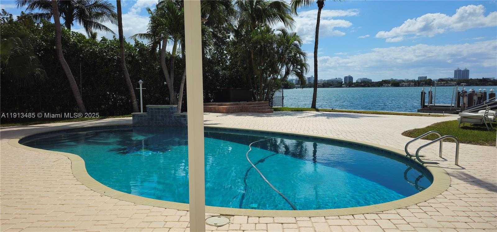 Small Image of 1700 BAY DR, Miami Beach Number 18
