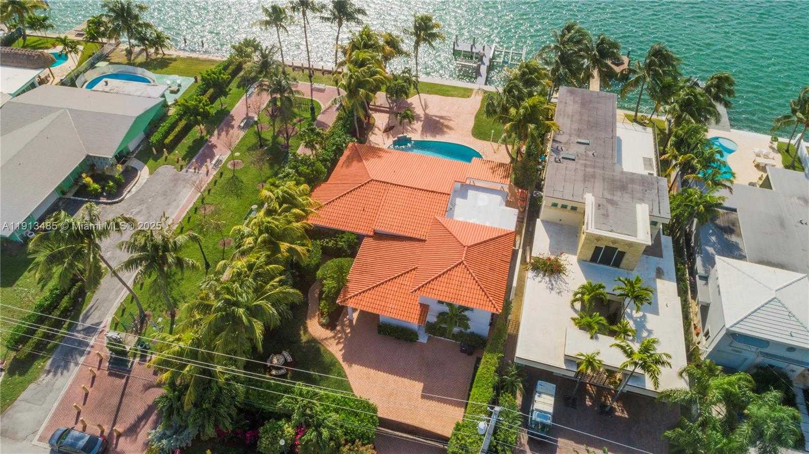 Small Image of 1700 BAY DR, Miami Beach Number 2