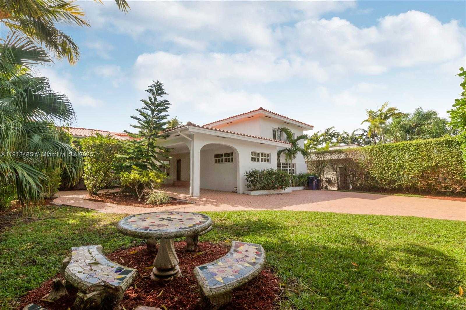 Small Image of 1700 BAY DR, Miami Beach Number 20