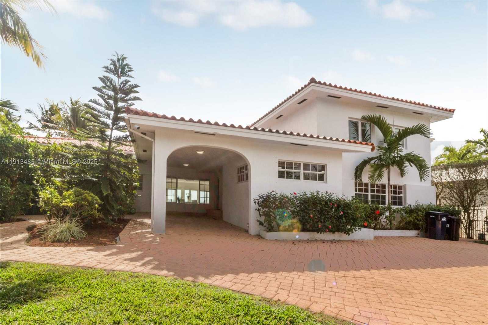 Small Image of 1700 BAY DR, Miami Beach Number 21