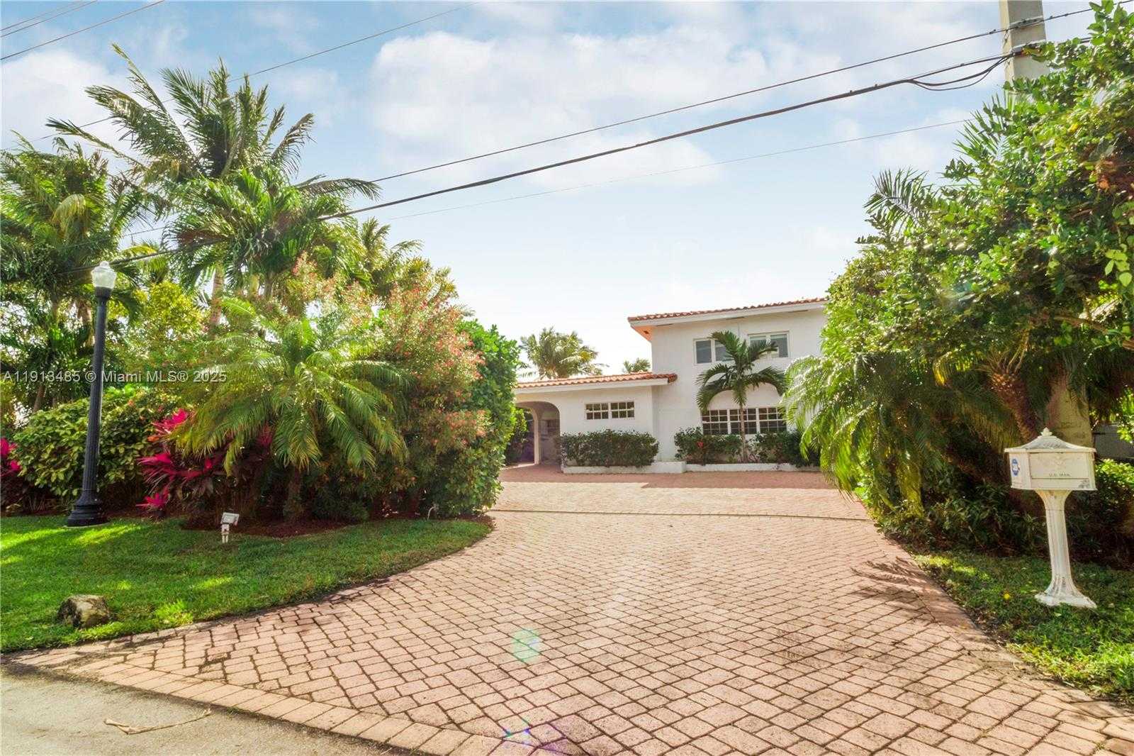 Small Image of 1700 BAY DR, Miami Beach Number 23