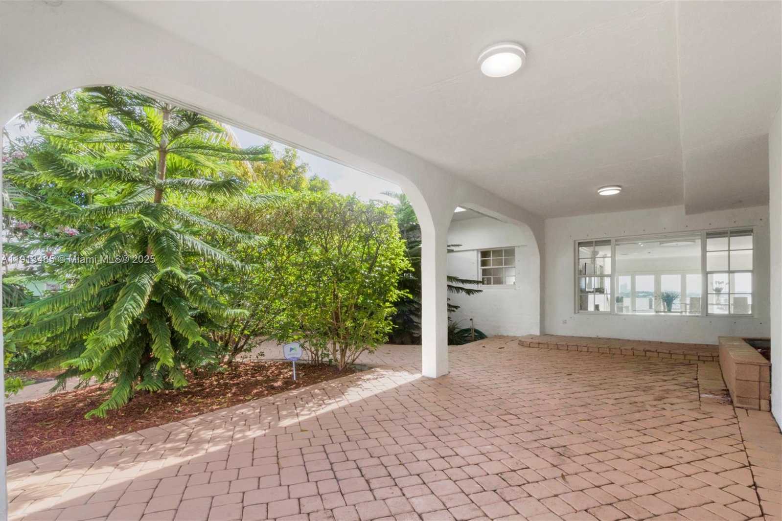 Small Image of 1700 BAY DR, Miami Beach Number 24