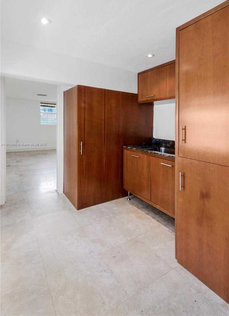 Small Image of 1700 BAY DR, Miami Beach Number 32