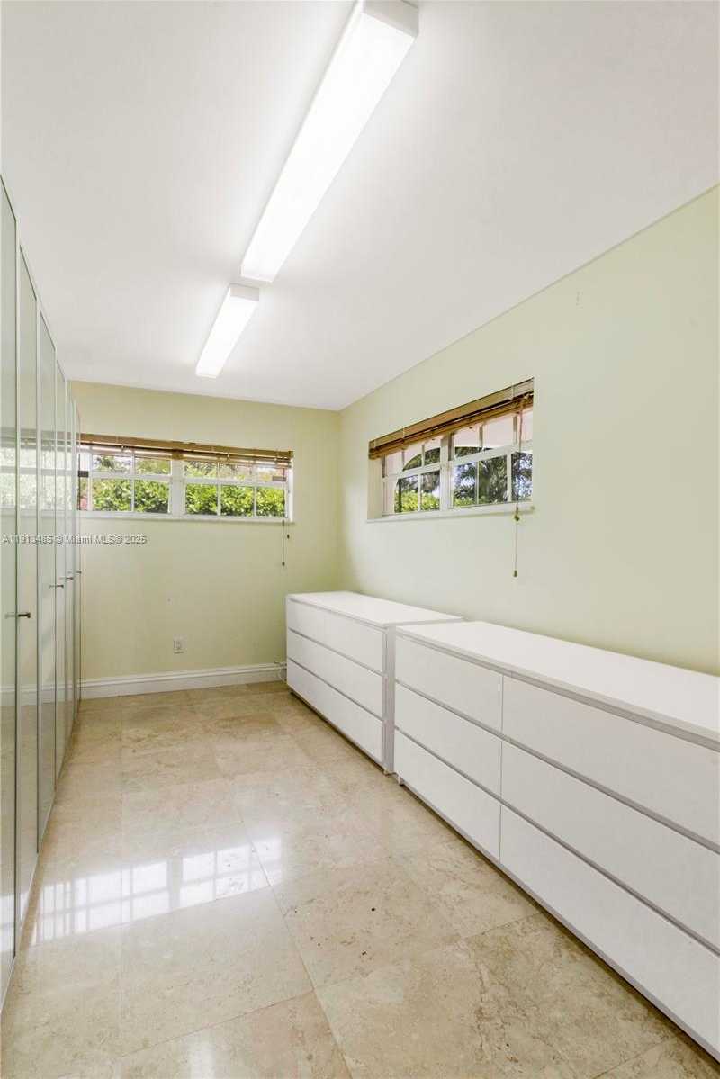 Small Image of 1700 BAY DR, Miami Beach Number 35