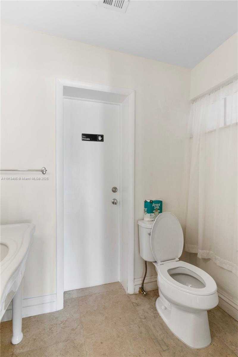 Small Image of 1700 BAY DR, Miami Beach Number 36