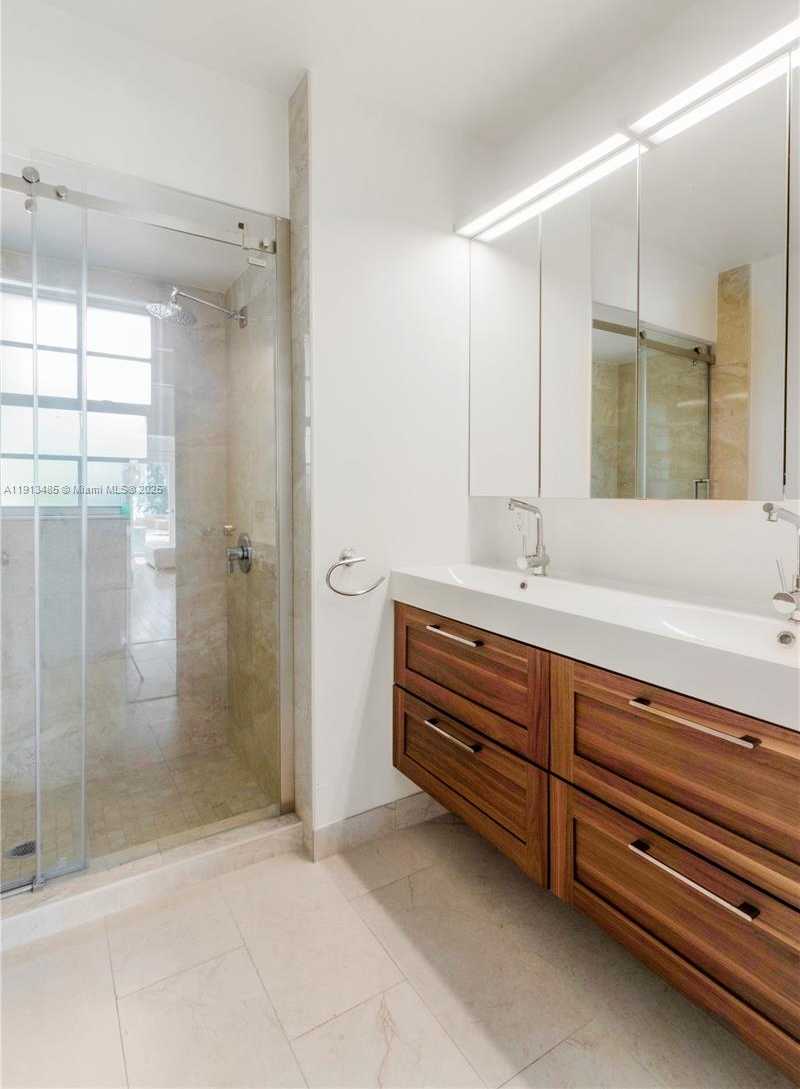 Small Image of 1700 BAY DR, Miami Beach Number 37