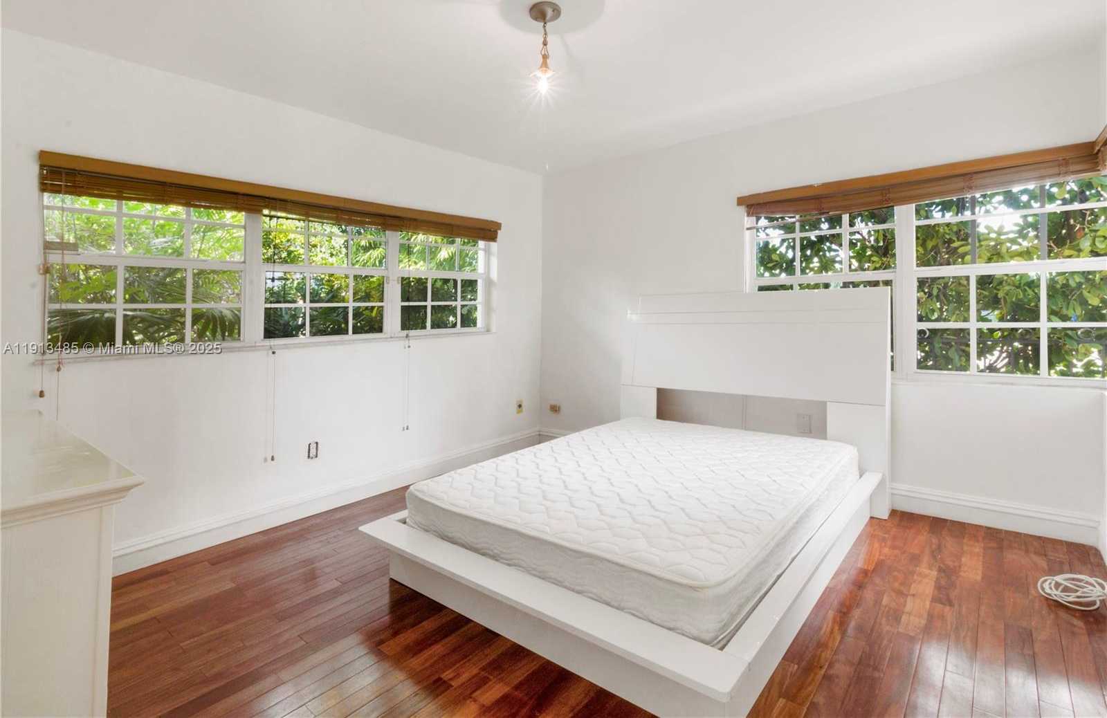 Small Image of 1700 BAY DR, Miami Beach Number 38