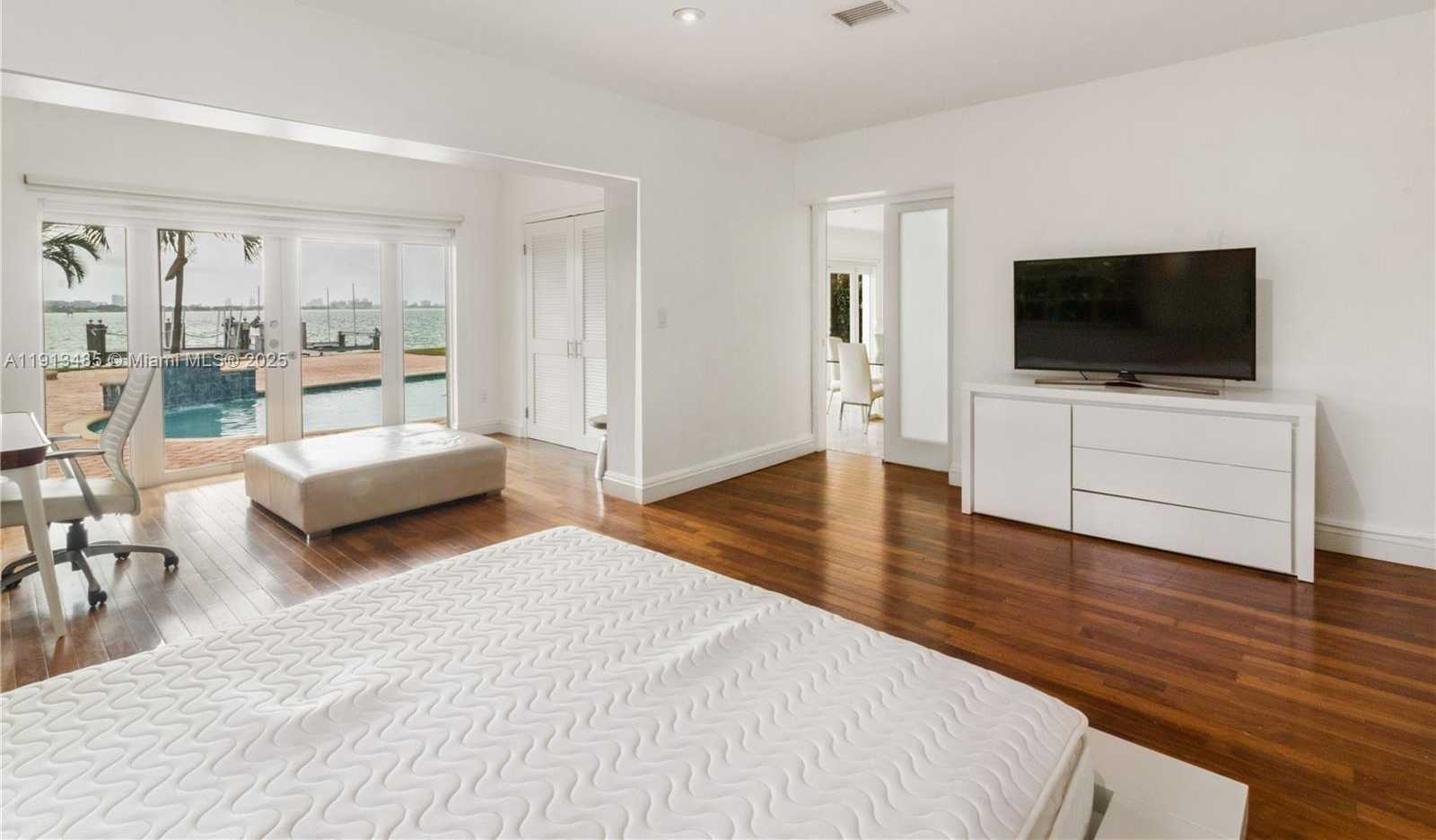 Small Image of 1700 BAY DR, Miami Beach Number 40