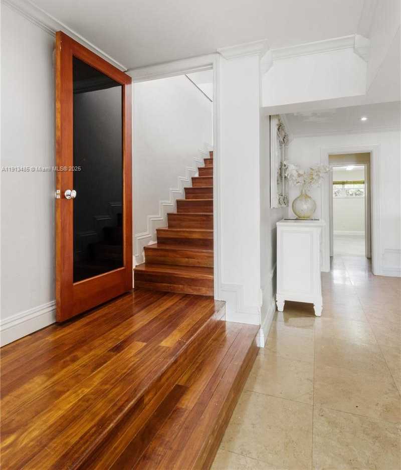 Small Image of 1700 BAY DR, Miami Beach Number 42