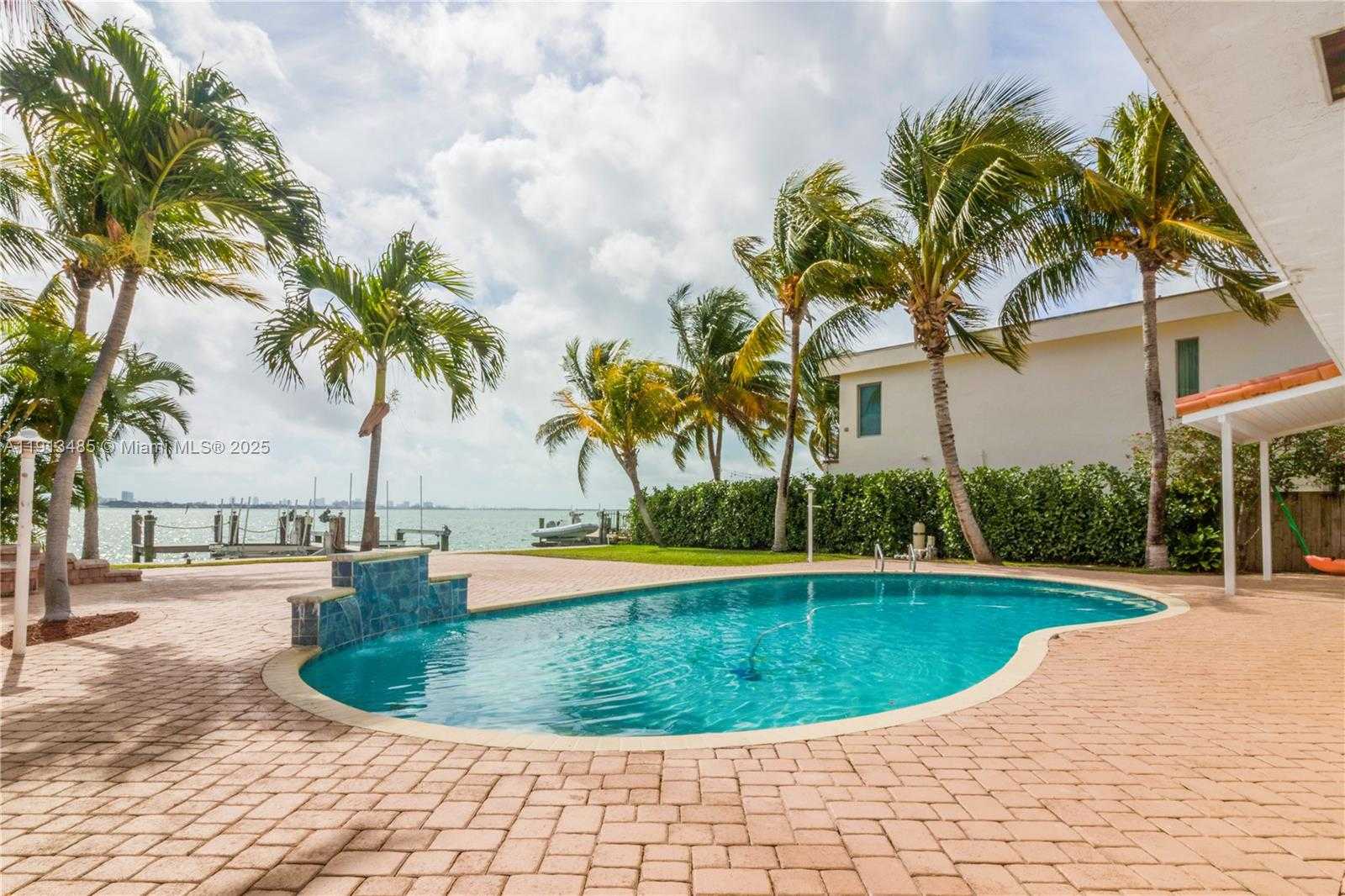 Small Image of 1700 BAY DR, Miami Beach Number 46