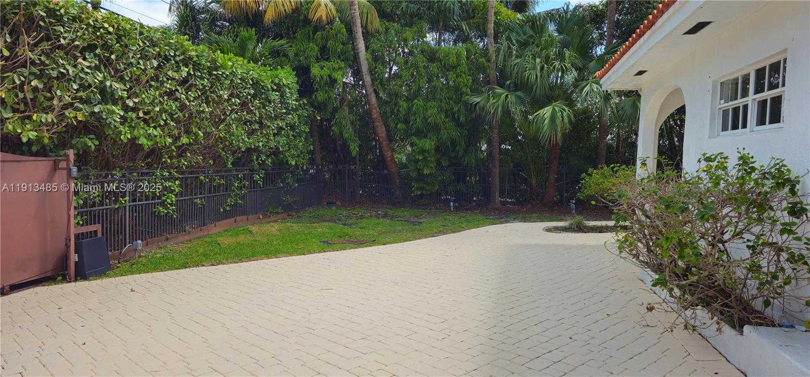 Small Image of 1700 BAY DR, Miami Beach Number 5